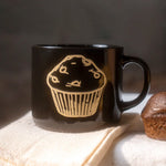Cargue la imagen en el visor de la galería, Set De 4 Taza Bakery Negro Chefmaker de Cerámica Grabado Muffin 400ml - Chefmaker.com.mx
